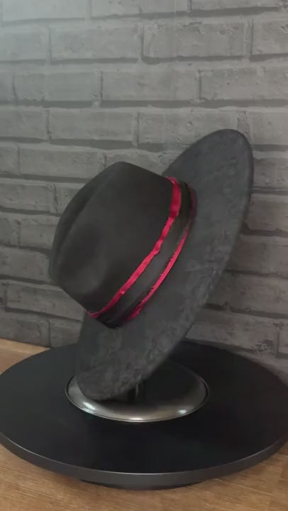 Scarlet Noir turntable video